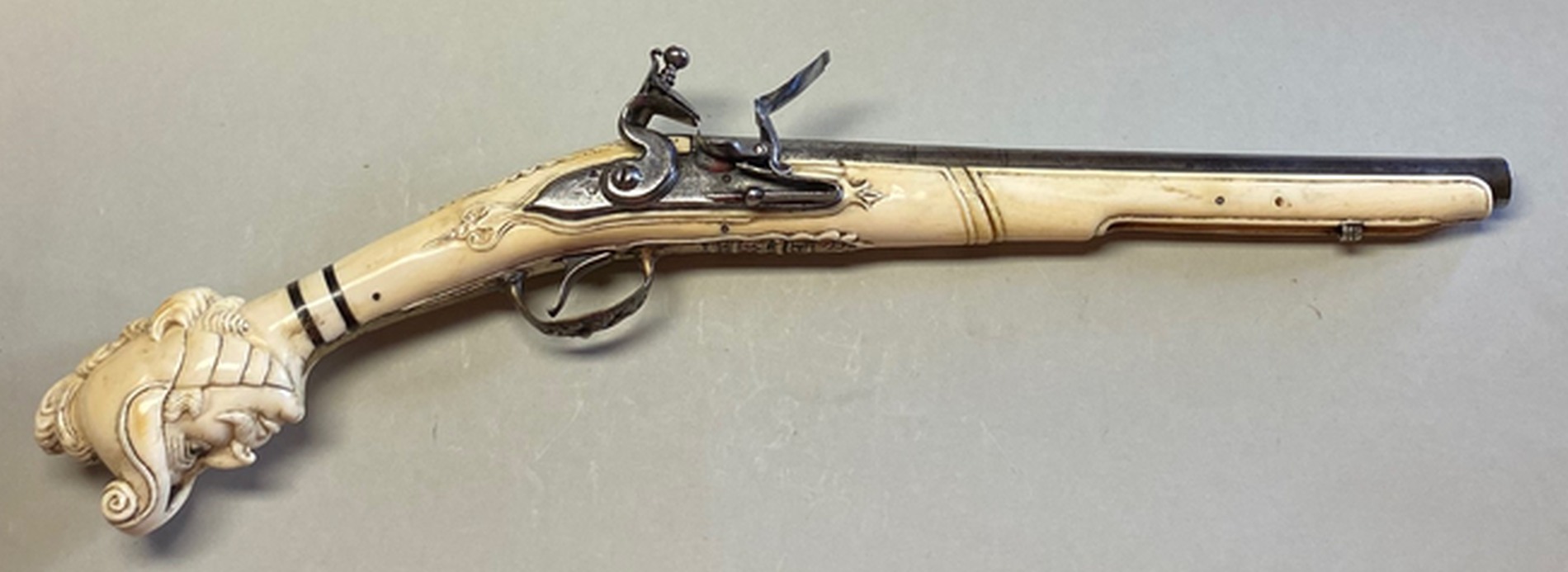 Elfenbeingeschäftete Steinschlosspistole aus Maastricht um 1680